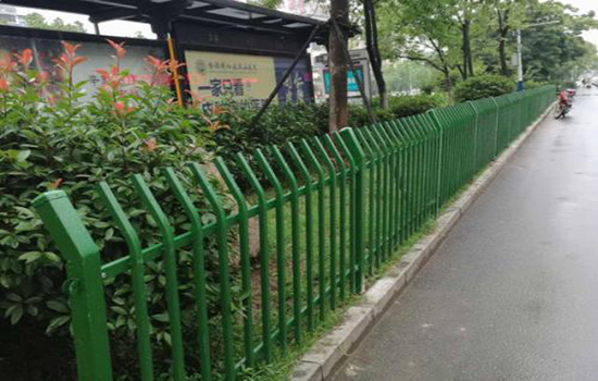 綠化帶隔離<a href=http://www.hdauto.net.cn target=_blank class=infotextkey>護(hù)欄</a>