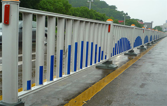 公路中間<a href=http://www.hdauto.net.cn target=_blank class=infotextkey>護欄</a>