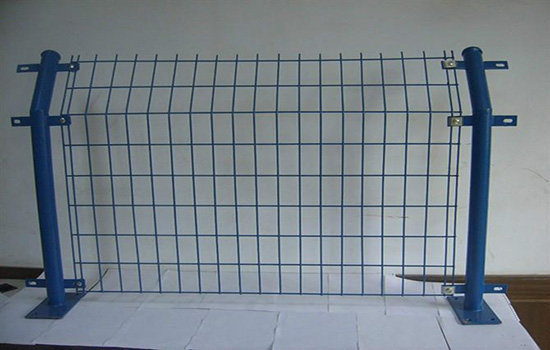 雙邊<a href=http://www.hdauto.net.cn target=_blank class=infotextkey><a href=http://www.hdauto.net.cn target=_blank class=infotextkey>護欄</a>網(wǎng)</a>