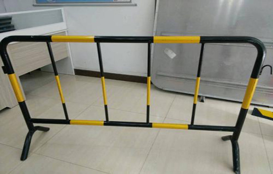 黃黑鐵馬<a href=http://www.hdauto.net.cn target=_blank class=infotextkey>護(hù)欄</a>