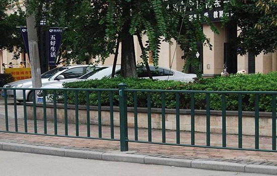 道路中間<a href=http://www.hdauto.net.cn target=_blank class=infotextkey>護欄</a>