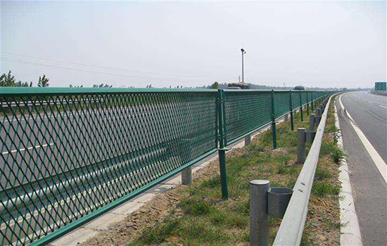 公路護欄是什么材料做的一片多重